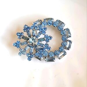 Vintage 1950s Silver Blue Crystal Rhinestone Flower Snowflake Brooch Pin